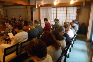 本堂は椅子席です